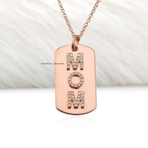 Colgante con placa de identificación de diamante en plata 925, colgante con la letra MOM, colgante con dije de placa de identificación inicial, colgante con nombre de barra de mamá, colgante con placa de identificación de papá MOM
