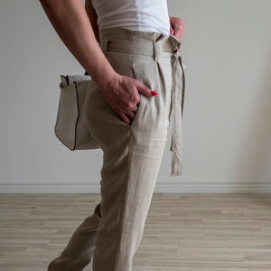 Pantaloni in lino affusolati con vita paper bag e tasche