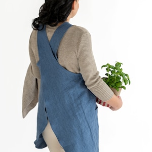 Delantal de lino con espalda cruzada / estilo japonés con bolsillos laterales en color denim