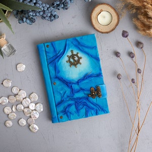 Cuaderno de bitácora de marinero de cuero, diario de crucero, cuaderno de rueda de barco, libro de notas azules, regalo para amante del mar, cuaderno pintado a mano, diario de ancla de marinero