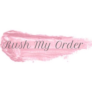Peut inclure: Un coup de pinceau rose avec le texte "Rush My Order" en écriture cursive noire.