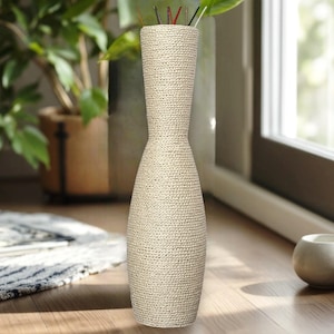 Jarrón de suelo blanco alto para una decoración coqueta. Jarrón de suelo extragrande, enorme y largo, decorativo para apartamentos, tendencia actual.