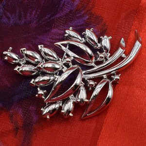 Silvertone Bladeren Broche Abstracte Pin, Vintage, kan verticaal of horizontaal gedragen worden - Vintage Silver Tone Floral Branch Pin