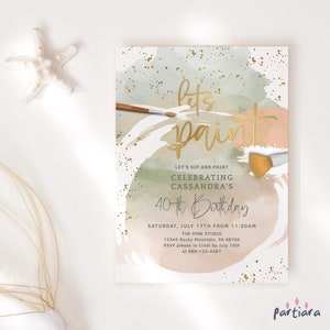 Könnte beinhalten: Eine Einladung im Aquarell-Stil für eine 40. Geburtstagsfeier. Die Einladung zeigt einen Pinsel und die Worte "Let's Sip and Paint" und "Celebrating Cassandra's 40th Birthday". Die Einladung ist mit goldenem Glitzer und einem Aquarellhintergrund verziert.
