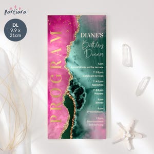 Könnte beinhalten: Ein Programm im Aquarell-Stil in Rosa und Grün für Dianes Geburtstagsessen. Das Programm listet den Zeitplan der Veranstaltungen für den Abend auf, darunter Begrüßungsgetränke, Reden, Abendessen und Unterhaltung. Das Programm ist 9,9 cm x 21 cm groß.