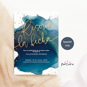 Pode incluir: Cartão de guardar a data com um fundo de aquarela azul e dourado. O texto diz "Reserva la fecha" em escrita dourada. O cartão também inclui o texto "Para La Celebración de Los Quince Años En Honor A ALLESANDRA RUBENS Sábado 10 de Junio, 2023 Se Enviara Una Invitación Formal Próximamente".