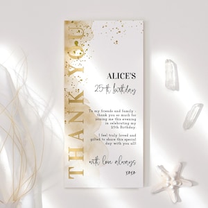 Może przedstawiać: Biała kartka z podziękowaniami urodzinowymi ze złotymi akcentami i tekstem "THANK YOU" w pionie. Na karcie widnieje napis "ALICE'S 25th birthday" i zawiera wiadomość z podziękowaniami. Elementy dekoracyjne ze złotymi rozpryskami.