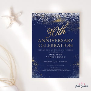 Puede incluir: Invitación azul marino con texto y detalles dorados, que anuncia una celebración del 30 aniversario. La invitación incluye detalles del evento. Una estrella de mar blanca está en la esquina superior izquierda.