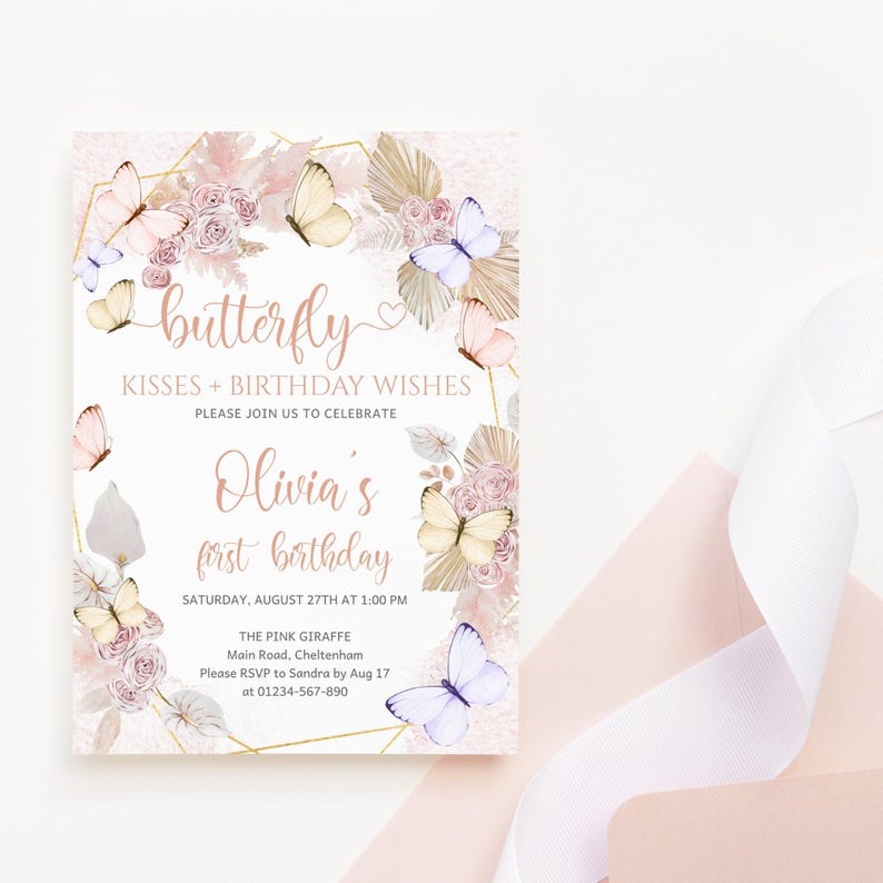 Puede incluir: Una invitaci&oacute;n de fiesta de primer cumplea&ntilde;os con tem&aacute;tica de mariposas rosa y blancas con detalles dorados. La invitaci&oacute;n incluye el texto "butterfly kisses + birthday wishes" y "Olivia's first birthday".