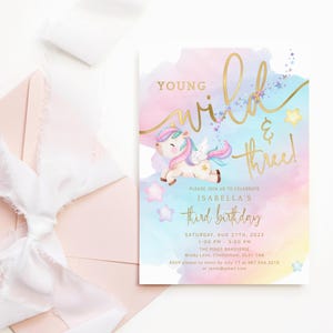 Jeune sauvage trois inviter des filles licorne fête Invitations imprimable pastel arc-en-ciel ciel décor modifiable en téléchargement numérique modèle P179