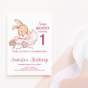 Einige Häschen sind ein, 1. Geburtstag Häschen-Einladungsvorlage für Mädchen, rosa Ballerina-Ballett-Häschenkarte Druckbar Bearbeitbarer Download P62