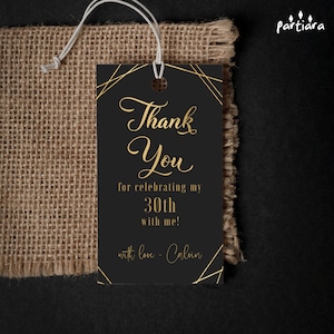 Puede incluir: Etiqueta de agradecimiento negra con líneas geométricas doradas y el texto "Thank You for celebrating my 30th with me! with love - Calvin"