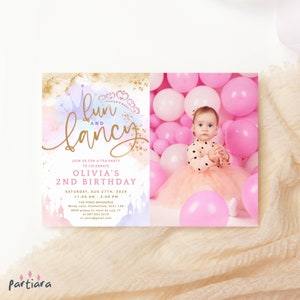 Modelo de convite para foto de conto de fadas para meninas, cartão de convite para chá de princesa divertido e chique para impressão, decoração de castelo rosa pastel lilás, editável P137