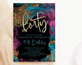Puede incluir: Una invitación a una fiesta de cumpleaños número 40 con un fondo negro y un diseño abstracto de acuarela colorido. El texto "cuarenta" está escrito en letra dorada. La invitación incluye la fecha, la hora, el lugar y la información de RSVP.