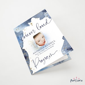 Plantilla de programa funerario azul para bebés varones, programa de fotos editable e imprimible, folleto azul marino blanco, descarga editable "Forever Loved" (P239)