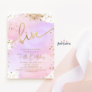 Peut inclure: Invitation d'anniversaire aquarelle rose et violette avec des paillettes dorées et des étoiles. Le texte indique "Live" et "Isabella's Fifth Birthday". L'invitation comprend la date, l'heure, le lieu et les informations RSVP.