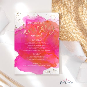 Peut inclure: Un arrière-plan aquarelle rose et orange avec des paillettes dorées. Le texte "Melissa's 40th Itinerary weekend" est écrit en écriture dorée. L'itinéraire pour une célébration de week-end comprend une liste d'activités pour samedi, dimanche et lundi.
