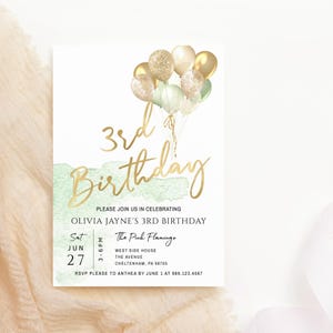 Modèle de ballons d'invitation pour le 3e anniversaire, invitation de fête or vert sauge imprimable, carte de téléchargement numérique modifiable pour garçon ou fille P232