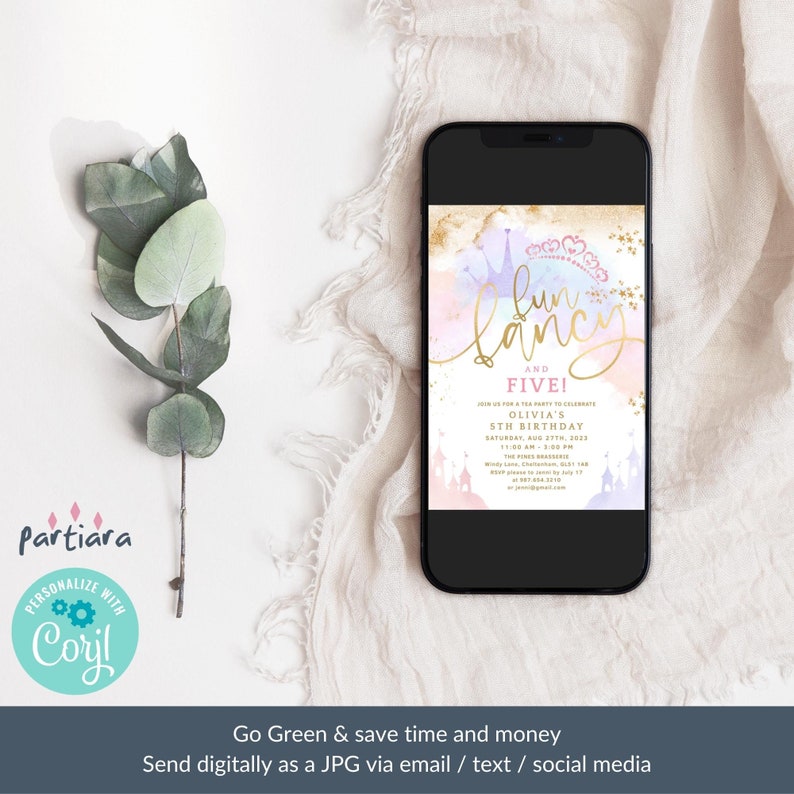 Puede incluir: Una invitaci&oacute;n digital para una divertida y elegante fiesta de t&eacute; para celebrar el quinto cumplea&ntilde;os de Olivia. La invitaci&oacute;n presenta un fondo de acuarela con purpurina dorada y una corona. El texto dice "Fun and Fancy" y "Olivia's 5th Birthday".