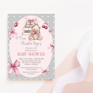 Modello di invito per baby shower con libro di fiabe per bambine, invito per festa "Un nuovo capitolo inizia" stampabile, biglietto con orsetto con fiocco rosa modificabile da scaricare P885