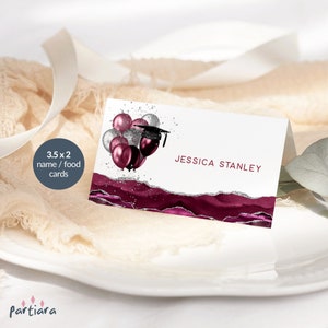 Modello di segnaposto per laurea in Borgogna, biglietti da visita per la cena di laurea dei ragazzi, biglietti da visita stampabili, tenda per cibo con palloncino color argento bordeaux, modificabile P792