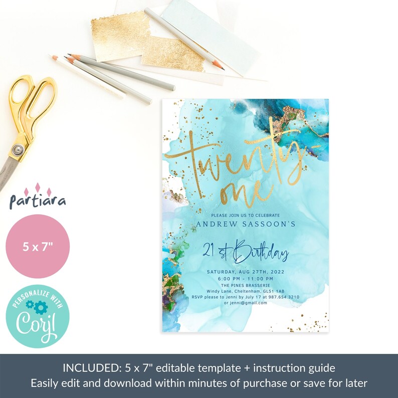 K&ouml;nnte beinhalten: Eine blaue und goldene 21. Geburtstagseinladung mit Aquarellhintergrund. Die Einladung lautet "Twenty One" in goldener Schrift und enth&auml;lt den Text "Bitte feiern Sie mit uns Andrew Sassoons 21. Geburtstag".