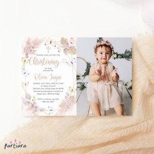 Modello di invito fotografico per battesimo Boho Party stampabile per ragazze, biglietto con farfalla floreale rosa pastello Pampas, download digitale modificabile P171