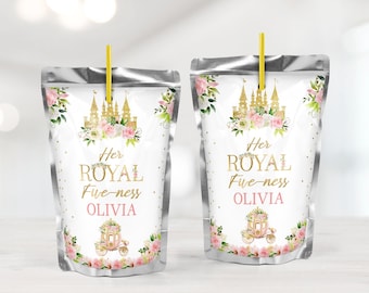Könnte beinhalten: Zwei silberne Saftbeutel mit einem weißen Etikett, das ein rosa und goldenes Schloss, Blumen und eine Kutsche zeigt. Der Text auf dem Etikett lautet "Ihre Königliche Hoheit Olivia".