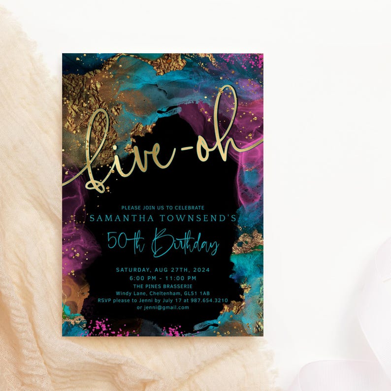 Puede incluir: Una invitaci&oacute;n de cumplea&ntilde;os con un fondo negro y una escritura dorada que dice "five-oh". La invitaci&oacute;n tiene un dise&ntilde;o abstracto colorido con acentos turquesa, morado y dorado. El texto dice "50 cumplea&ntilde;os" e incluye detalles del evento.