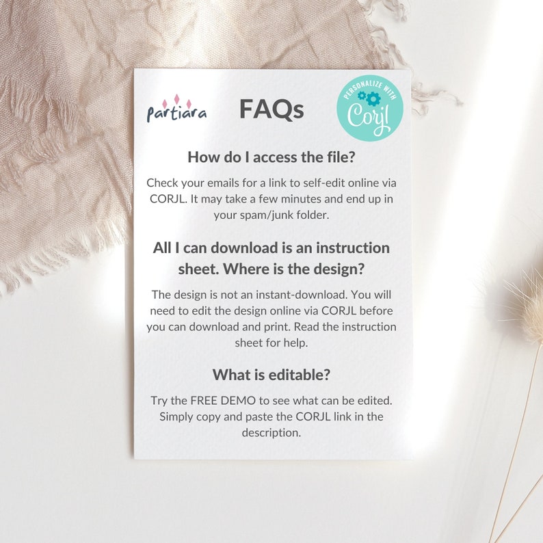 K&ouml;nnte beinhalten: FAQs zum Zugriff und Bearbeiten einer digitalen Design-Datei. Der Text erkl&auml;rt, dass das Design kein sofortiger Download ist und online &uuml;ber die Plattform Corjl bearbeitet werden muss, bevor es heruntergeladen und gedruckt werden kann. Eine kostenlose Demo ist verf&uuml;gbar, um zu sehen, was bearbeitet werden kann.