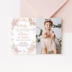 Invito a farfalla boho modello fotografico per festa del 1° compleanno per ragazze, farfalle rosa pastello viola scheda immagine modificabile da scaricare P171