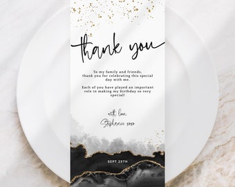 Könnte beinhalten: Eine schwarz-weiße Dankeskarte mit goldenen Glitzerakzenten. Die Karte trägt eine handschriftliche Nachricht mit dem Wort "Danke" und enthält den Text "An meine Familie und Freunde, danke, dass ihr diesen besonderen Tag mit mir gefeiert habt. Jeder von euch hat eine wichtige Rolle dabei gespielt, meinen Geburtstag so besonders zu machen!" Die Karte enthält auch den Text "mit Liebe, Stephanie xoxo" und "SEPT 25TH".