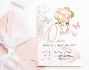 Peut inclure: Invitation de fête de premier anniversaire rose et or avec un fond scintillant. L'invitation présente un grand numéro un avec des papillons et des ballons. Le texte "One celebrating Natalia's First Birthday" est en haut de l'invitation. Le texte "Sat Jun 27 1:00 PM The Hungry Hippo 12345 Main Rd. West Cheltenham Boulevard RSVP Cindi by Jun 17 01234-567-890" est en bas de l'invitation.
