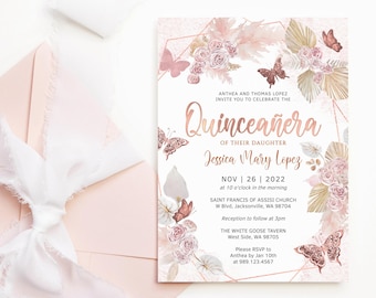 Invitación de quinceañera con mariposa de oro rosa imprimible, estilo bohemio, con flores de hierba de pampa, rosa rubor, decoración en tonos pastel, plantilla editable para descargar P171