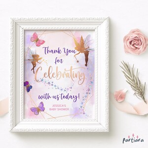 妖精のパーティー記念サイン、1歳の誕生日にありがとうのテーブルポスター印刷可能、ピンクパープルの蝶の妖精のベビーシャワーの装飾、編集可能 P676