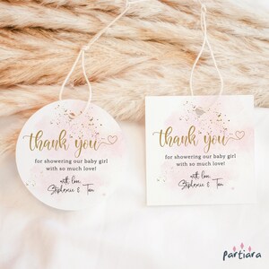 Puede incluir: Dos etiquetas de agradecimiento rosas y doradas con el texto "gracias" por duchar a nuestra niña con tanto amor! con amor, Stephanie & Tom".