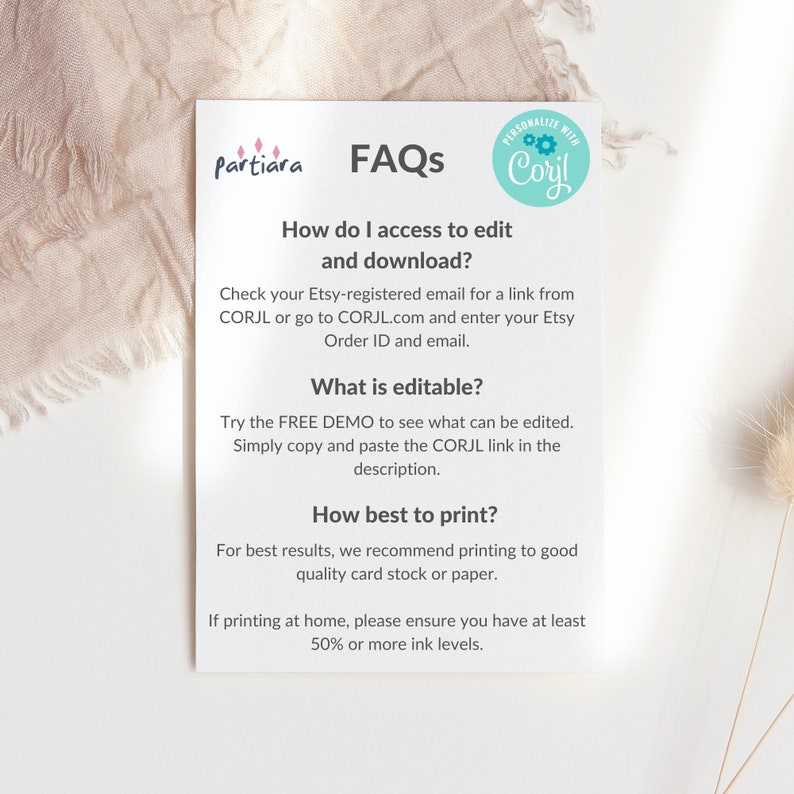 Puede incluir: Una tarjeta blanca con el texto "FAQs" e instrucciones sobre c&oacute;mo editar y descargar un producto. La tarjeta incluye el logotipo de Partiara y una insignia "Personalizar con Corjl". Las instrucciones cubren el acceso, la edici&oacute;n y la impresi&oacute;n.