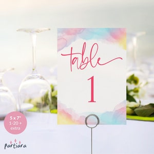 Cartes de numéro de Table arc-en-ciel imprimables pour fête d'anniversaire, baptême fille 1er anniversaire décoration de table pastel modèle P179 en téléchargement numérique