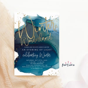 Könnte beinhalten: Eine Einladung zu einer Winter Wonderland Veranstaltung, mit einem blauen und grünen Aquarellhintergrund mit goldenen Glitzerakzenten. Der Text lautet "Winter Wonderland" in goldener Schrift, gefolgt von "Bitte treten Sie dem 45. Ladies Club für einen Abend voller Licht bei, um den Winter zu feiern". Die Veranstaltungsdetails sind unten aufgeführt, einschließlich Datum, Uhrzeit, Ort und RSVP-Informationen.
