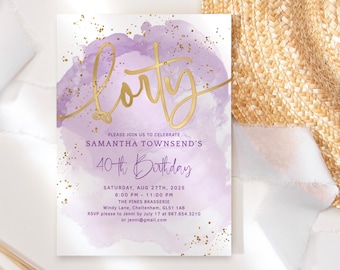 Puede incluir: Una invitación de cumpleaños con un fondo de acuarela púrpura y detalles dorados. La palabra "forty" está escrita en oro. La invitación detalla el 40 cumpleaños de Samantha Townsend, incluyendo la fecha, hora y lugar de la fiesta.