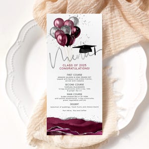 Menu de remise des diplômes en téléchargement numérique, menus du dîner des diplômés Bourgogne imprimables, modèle de Table modifiable ballons argent bordeaux garçon ou fille P792
