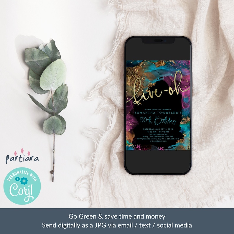 Puede incluir: Un tel&eacute;fono inteligente muestra una invitaci&oacute;n digital para una celebraci&oacute;n de 50 cumplea&ntilde;os. La invitaci&oacute;n presenta un fondo negro con arte abstracto dorado, turquesa y morado y las palabras "Live-oh". Una ramita de eucalipto a la izquierda.