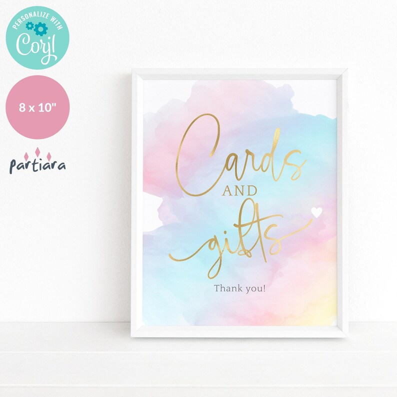 Pu&ograve; includere: Uno sfondo acquerellato pastello con una scritta dorata che recita "Cards and gifts" con un piccolo cuore bianco. Il testo "Thank you!" &egrave; sotto il testo principale.
