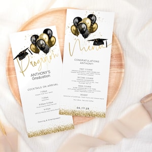 Puede incluir: Un programa y un menú de fiesta de graduación con un tema negro y dorado. El programa enumera el cronograma de eventos para la fiesta, incluyendo cócteles a la llegada, discursos, cena y baile y entretenimiento. El menú enumera los platos para la cena, incluyendo olla de salmón ahumado y langostinos rey, champiñones tempura, panceta de cerdo cocinada a fuego lento y postre. La fecha de la fiesta es el 06.17.25.