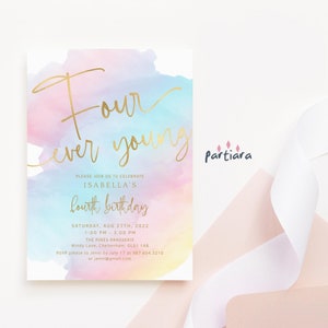 Inbjudan till 4-årsdag: Flicka Fyra Alltid Ung Pastellregnbågsdekor (Digital Nedladdning) P179