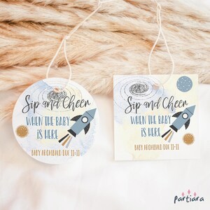 Ruimte babyshower wijn gunsten label afdrukbaar, slokje en cheer jongens aankomst labelsjabloon, planeten zon maan en sterren decor, bewerkbare P166