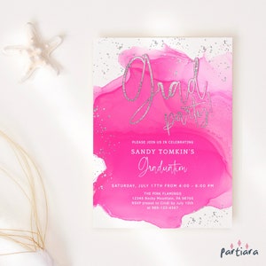 Può includere: Invito a una festa di laurea rosa e bianca con accenti di glitter argentati. L'invito presenta il testo "Grad Party!" e "Sandy Tomkin's Graduation". L'invito include anche la data, l'ora e il luogo della festa.