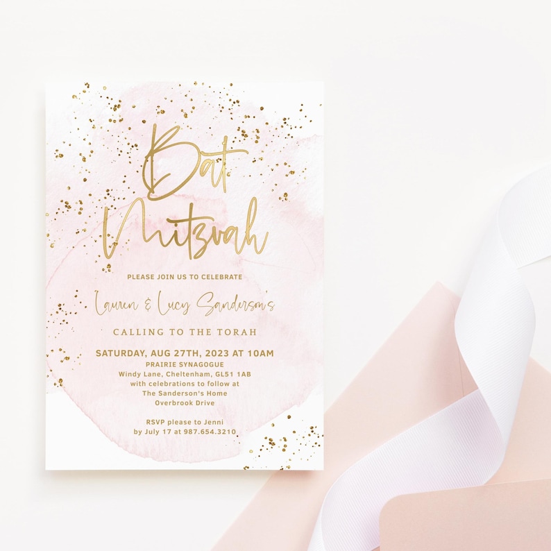 Pu&ograve; includere: Un invito rosa e oro con uno sfondo ad acquerello e glitter dorato. Il testo recita "Bat Mitzvah" e include i nomi "Lauren & Lucy Sandersom's" e la data "Sabato 27 agosto 2023 alle 10:00".