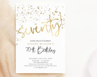 Puede incluir: Una invitación blanca con confeti dorado brillante y el texto "Seventy!" en escritura dorada. La invitación es para el 70 cumpleaños de Stuart McLean. La fiesta se celebrará el sábado 27 de agosto de 2022 de 18:00 a 23:00 en The Pines Brasserie en Cheltenham, GL51 1AB. Confirma tu asistencia a Jenni antes del 17 de julio al 987.654.3210 o a jenni@gmail.com.