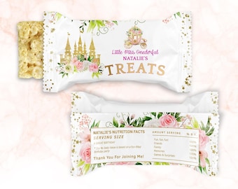 Könnte beinhalten: Eine weiße und goldene Süßigkeitentüte mit einem rosa und grünen Blumendesign. Die Tüte zeigt ein goldenes Schloss und eine Kutsche mit einer rosa Prinzessin darin. Der Text "Little Miss Onederful Natalie's Treats" ist auf der Tüte aufgedruckt.